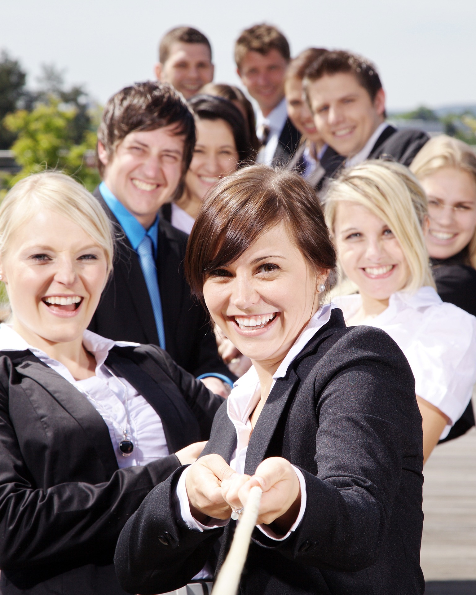 Team zieht an einem Tau - Teambuilding